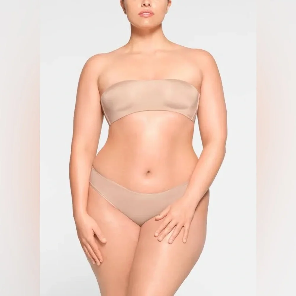 SKIMS Wireless Form Strapless Bra in Mica - Seamless Tan Bandeau